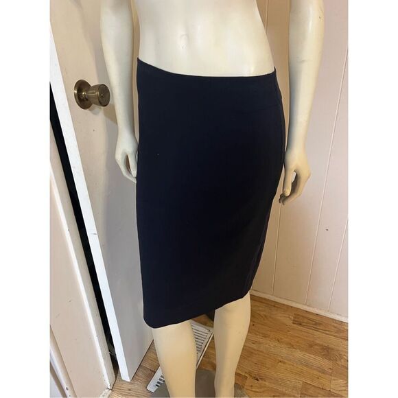 Tahari Perfect Little Simple Pull On Navy Blue Lightweight Skirt Sz 2 - Picture 1 of 7